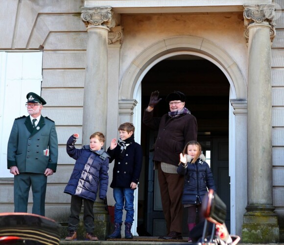 Le prince Henrik de Danemark assistait avec ses petis-enfants Christian, Isabella et Felix à l'édition 2012 de la chasse Hubertus (Hubertusjagt), le 4 novembre 2012 au palais Eremitage, dans la forêt Dyrehaven.
