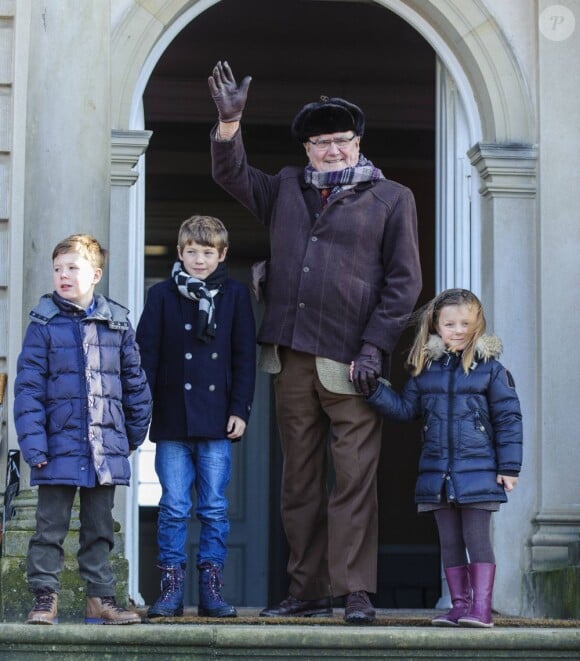 Le prince Henrik de Danemark avec ses petits-enfants Christian, Isabella et Felix lors de l'édition 2012 de la chasse Hubertus (Hubertusjagt), le 4 novembre 2012 au palais Eremitage, dans la forêt Dyrehaven.