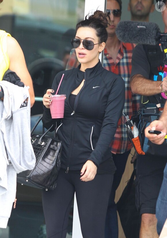 Kim Kardashian ne passe pas incognito lorsqu'elle va faire un peu de sport avec son meilleur ami à Miami. Le 5 novembre 2012