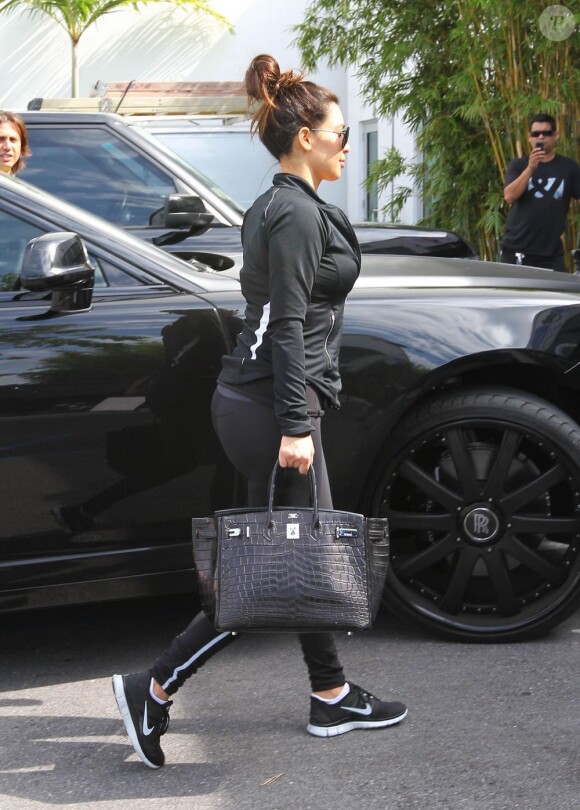 Kim Kardashian profite de son passage à Miami pour aller faire un peu de sport avec son meilleur ami. Le 5 novembre 2012
