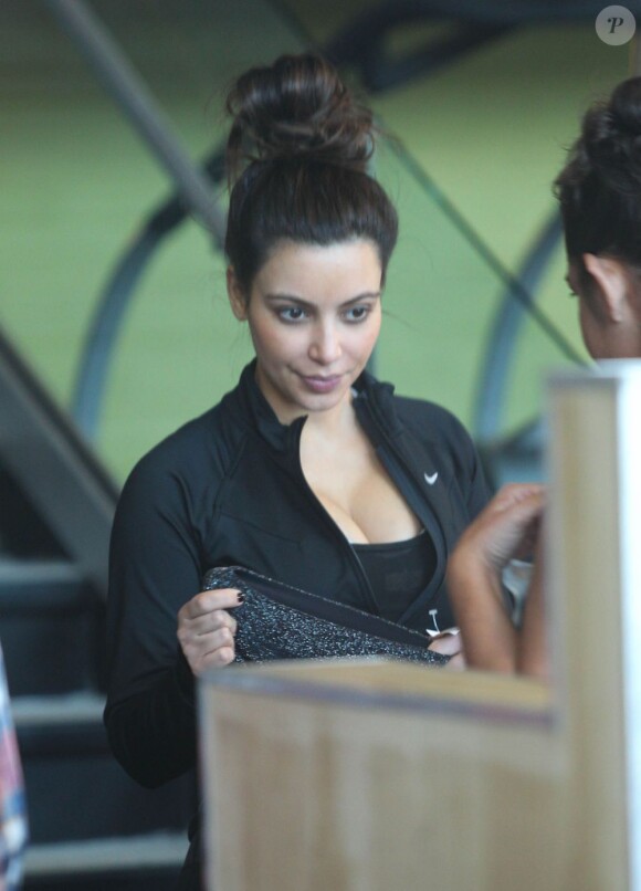Kim Kardashian, naturelle, profite de son passage à Miami pour aller faire un peu de sport avec son meilleur ami. Le 5 novembre 2012