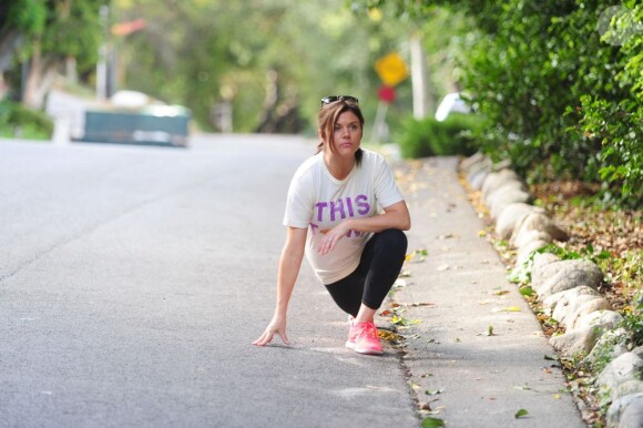 Exclusif - Tiffani Thiessen s'étire après son jogging. Los Angeles, le 5 novembre 2012.