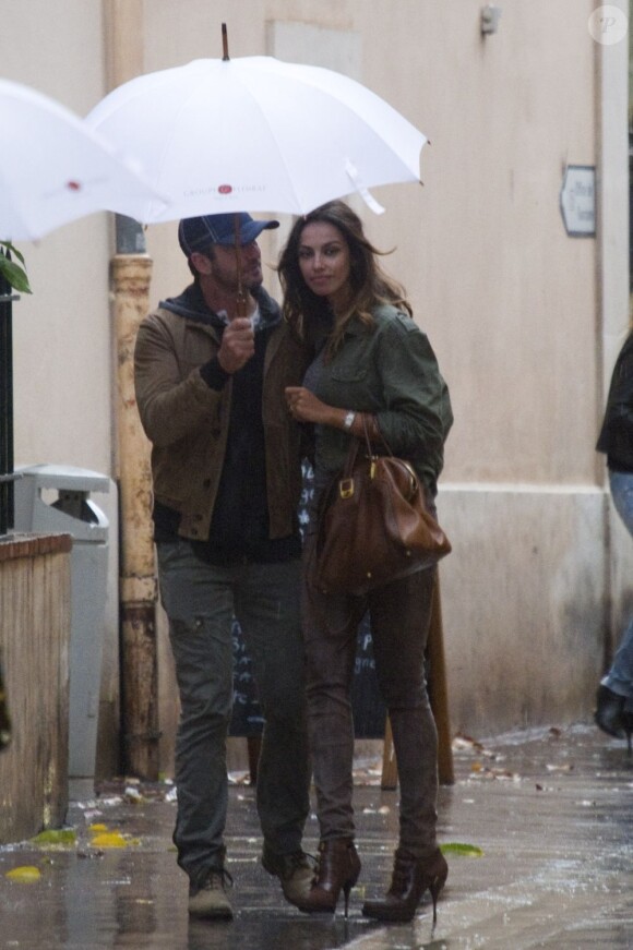 Madalina Ghenea et Gerard Butler marchent dans la rue et s'embrassent sous la pluie dans le Sud de la France. Photo prise le 23 octobre 2012.