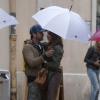 Les acteurs Madalina Ghenea et Gerard Butler s'enlacent dans le Sud de la France. Photo prise le 23 octobre 2012.