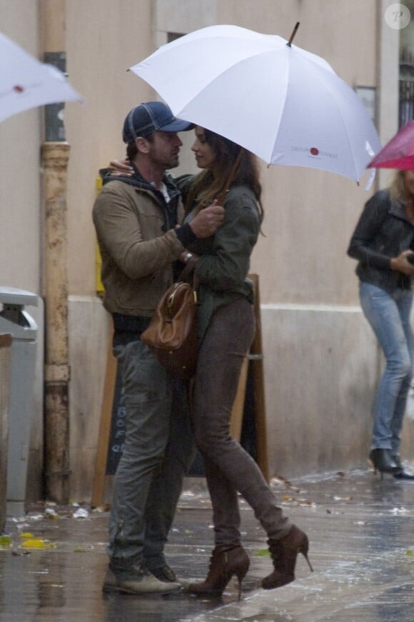Les acteurs Madalina Ghenea et Gerard Butler s'enlacent dans le Sud de la France. Photo prise le 23 octobre 2012.