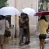 L'actrice Madalina Ghenea et l'acteur Gerard Butler s'embrassent sous la pluie dans le sud de la France où la jeune femme tourne actuellement Dom Hemingway. Photo prise le 23 octobre 2012.