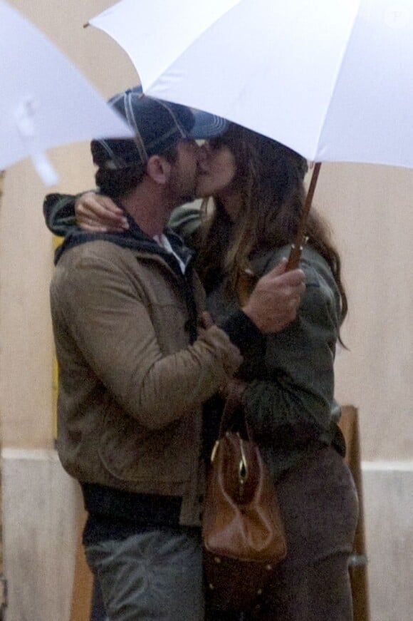 Les acteurs Madalina Ghenea et Gerard Butler s'embrassent sous la pluie dans le Sud de la France où la jeune femme tourne actuellement Dom Hemingway. Photo prise le 23 octobre 2012.