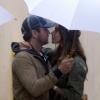 L'actrice Madalina Ghenea et l'acteur anglais Gerard Butler s'embrassent sous la pluie dans le Sud de la France où la jeune femme tourne actuellement Dom Hemingway. Photo prise le 23 octobre 2012.