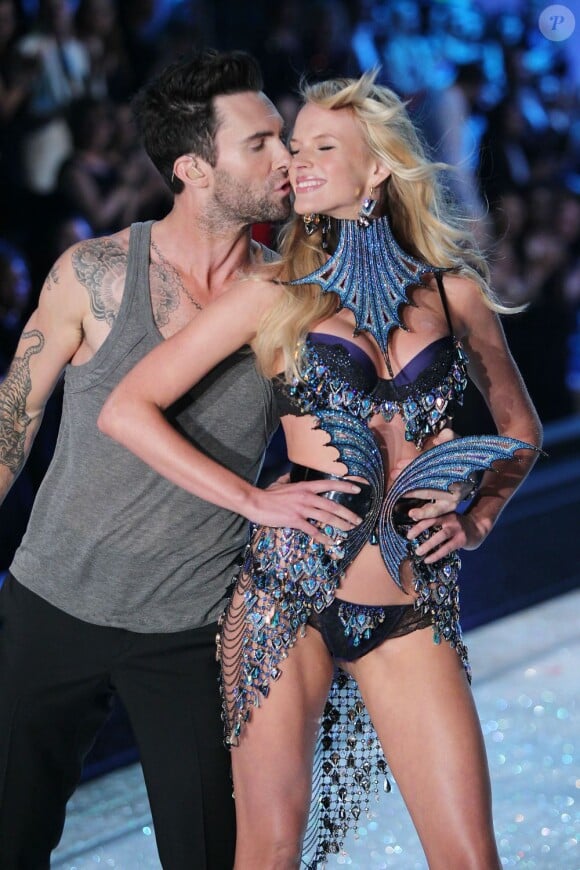 Adam Levine et sa chérie de l'époque Anne Vyalitsina, lors du défilé Victoria's Secret à New York, le 9 novembre 2011.