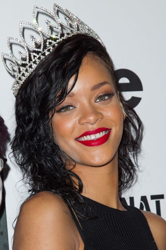 Rihanna, ici photographiée lors de son couronnement de reine du carnaval d'Halloween de West Hollywood, sera la tête d'affiche du défilé Victoria's Secret. West Hollywood, le 31 octobre 2012.
