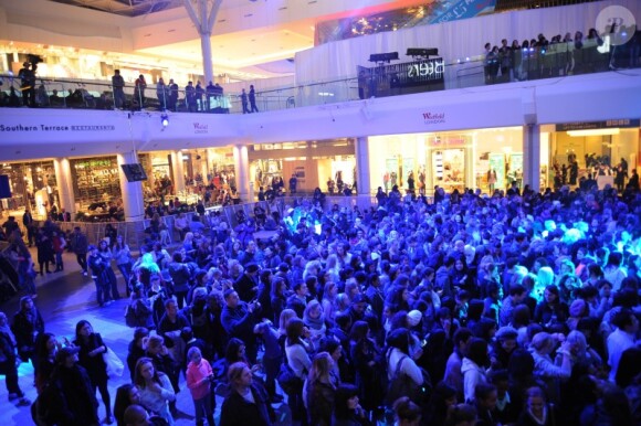 Les fans de Taylor Swift venus en masse l'écouter au centre commercial Westfield à Londres le 6 novembre 2012.