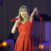 Taylor Swift donne un concert au centre commercial Westfield à Londres le 6 novembre 2012.