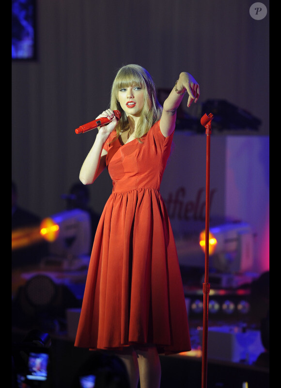 Taylor Swift donne un concert au centre commercial Westfield à Londres le 6 novembre 2012.
