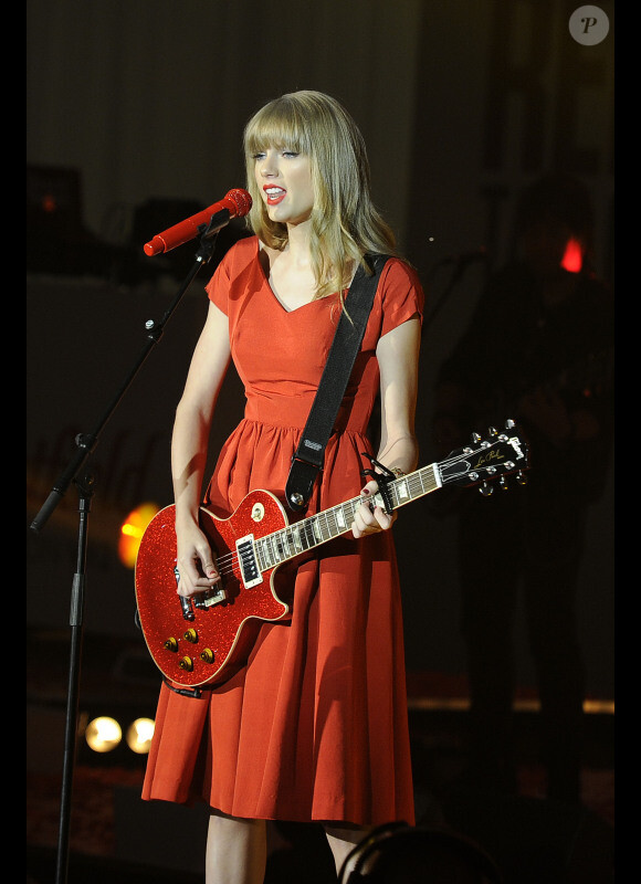Taylor Swift en concert au centre commercial Westfiel à Londres le 6 novembre 2012.
