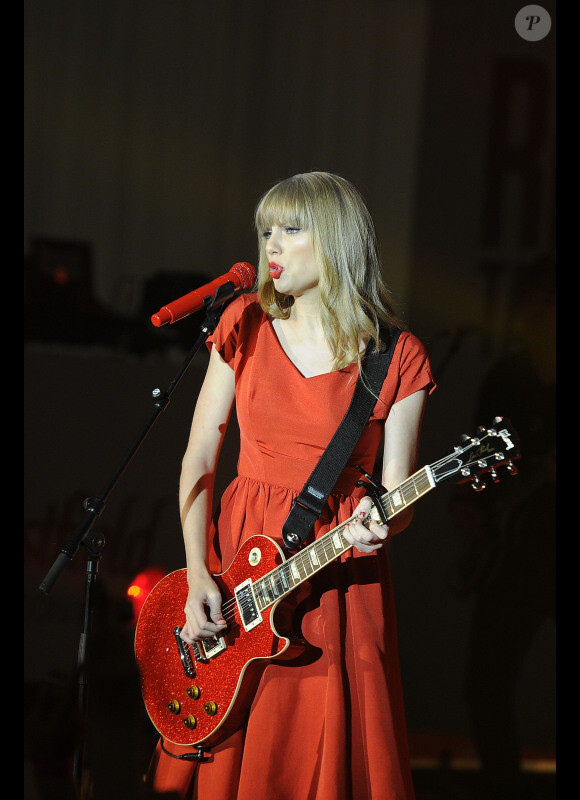 Taylor Swift tout de rouge vêtue à Londres le 6 novembre 2012.