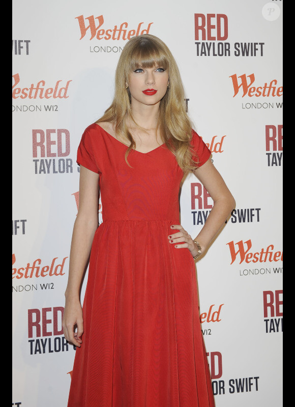 Taylor Swift lance les illuminations du centre commercial Westfield à Londres le 6 novembre 2012.