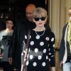 Taylor Swift quitte toute seule son hôtel à Londres le 7 novembre 2012.