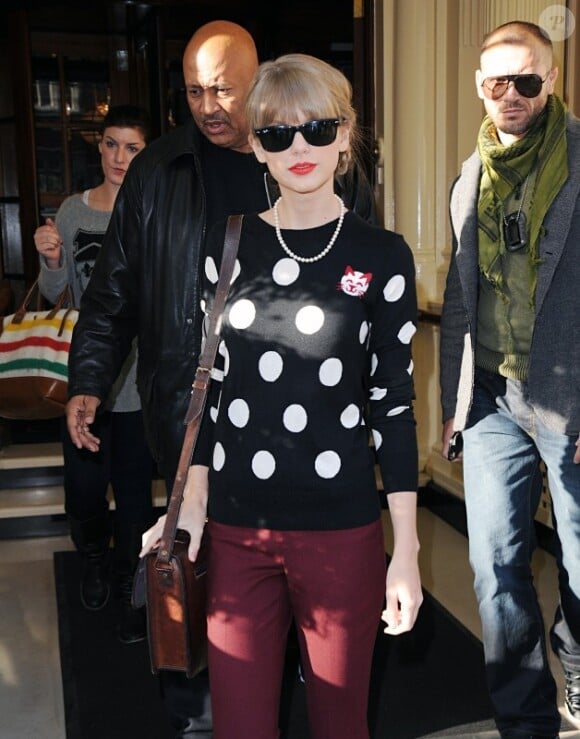 Taylor Swift quitte seule son hôtel à Londres le 7 novembre 2012.
