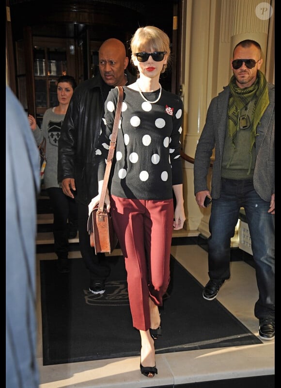 Taylor Swift quitte son hôtel de Londres le 7 novembre 2012.