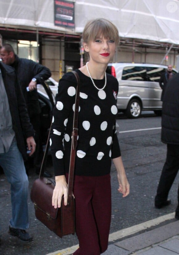 Taylor Swift rejoint les locaux de BBC Radio 2 à Londres le 7 novembre 2012.