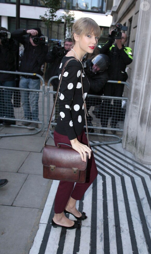 Taylor Swift arrive dans les locaux de BBC Radio 2 à Londres le 7 novembre 2012.