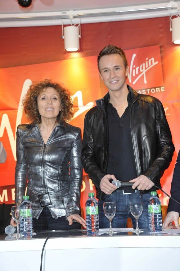 Mireille Dumas et Cyril Féraud à la conférence de presse de l'Eurovision 2012 à Paris, le 26 avril 2012.