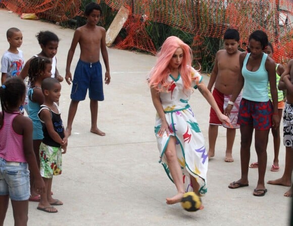 Lady Gaga joue au football avec les enfants de la favela de Cantagalo au Brésil, le 8 novembre 2012.