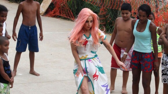 Lady Gaga pieds nus dans la favela : l'autre visage de la chanteuse