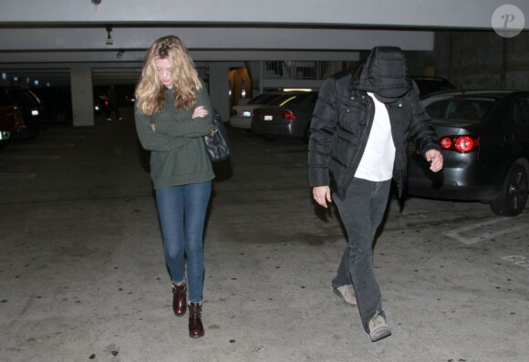 James Franco et son amie face aux paparazzis à Los Angeles le 7 novembre 2012.