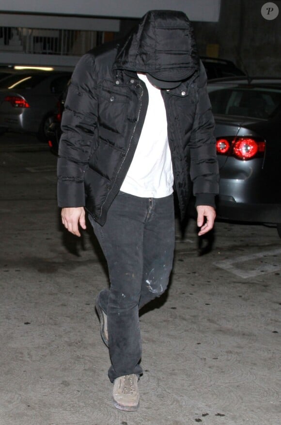 James Franco se cache d'un paparazzi à Los Angeles le 7 novembre 2012.