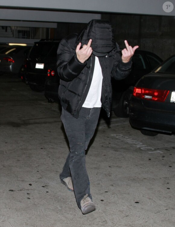 James Franco majeurs levés face à un paparazzi à Los Angeles le 7 novembre 2012.