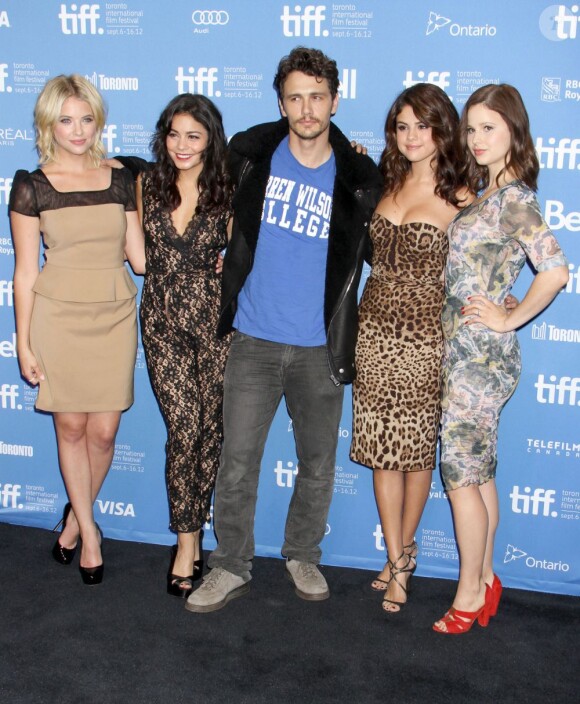 James Franco entouré d'Ashley Benson, Vanessa Hudgens, Selena Gomez et Rachel Korine à Toronto le 7 septembre 2012.