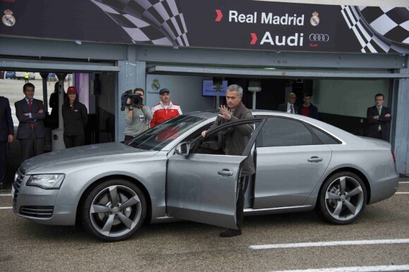 Jose Mourinho reçoit son Audi sur le circuit de Jarama à Madrid le 8 novembre 2012