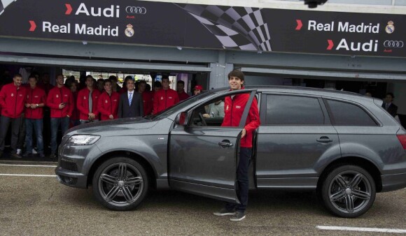 Kaka reçoit son Audi sur le circuit de Jarama à Madrid le 8 novembre 2012