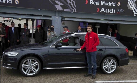 Iker Casillas reçoit son Audi sur le circuit de Jarama à Madrid le 8 novembre 2012