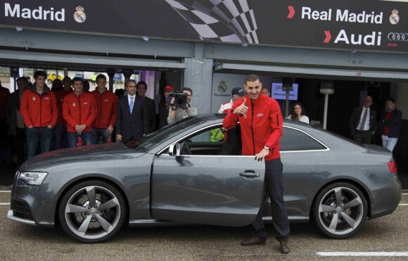 Karim Benzema reçoit son Audi sur le circuit de Jarama à Madrid le 8 novembre 2012