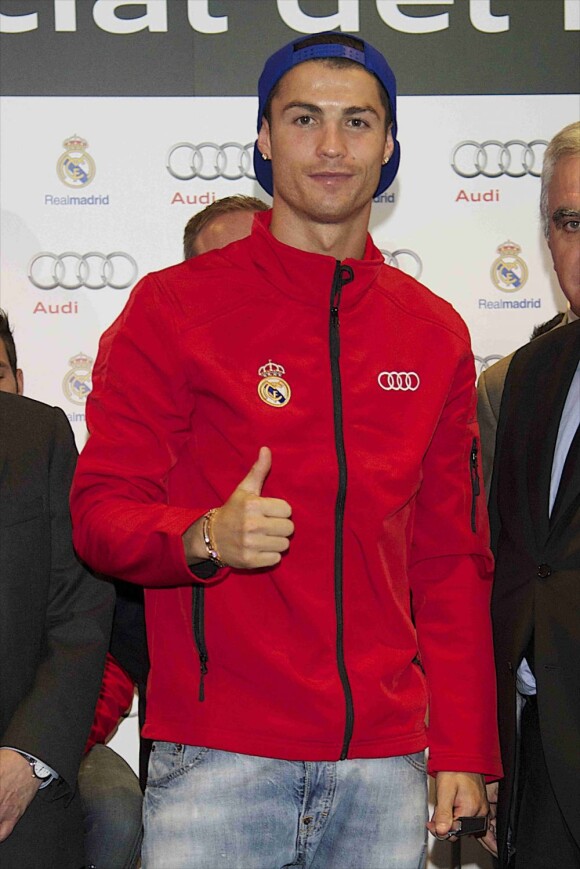 Cristiano Ronaldo enchanté lors de la journée organisée pour les joueurs du Real Madrid qui ont récupéré leurs voitures de fonction sur le circuit de Jarma à Madrid