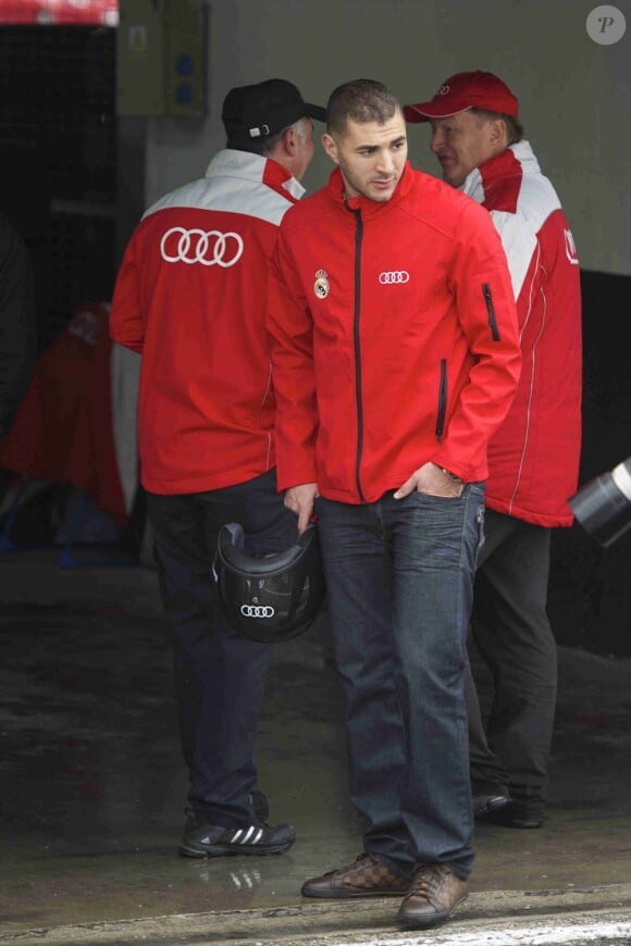 Karim Benzema s'apprête à faire un tour en Audi RS8 Le Mans avec un ancien pilote de F1 le 8 novembre 2012 sur le circtuit de Jarma à Madrid