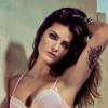 Isabeli Fontana sexy pour Un.i lingerie assume avec sensualité les talons aiguilles rouges.