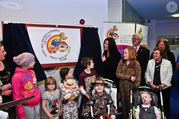 Catherine Zeta-Jones renomme le Noah's Ark Children's Hospital of Wales, le 9 novembre 2012, aux côtés des enfants de l'établissement.