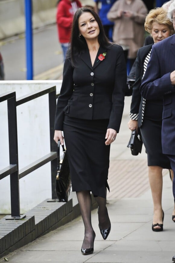 Catherine Zeta-Jones arrive dans un tailleur noir cintré au Noah's Ark Children's Hospital of Wales, le 9 novembre 2012.