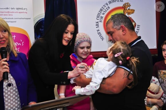 Catherine Zeta-Jones signe des autographes au Noah's Ark Children's Hospital of Wales, le 9 novembre 2012.