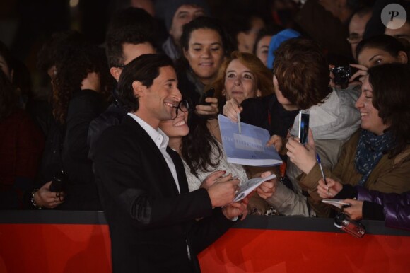 Adrien Brody signe des autographes lors du Festival international du film de Rome, le 11 novembre 2012.
