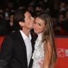 Adrien Brody affiche son bonheur avec son amoureuse Lara Lieto lors de la présentation de Back To 1942 au 7eme Festival du film de Rome à Rome en Italie le 11 Novembre 2012.
