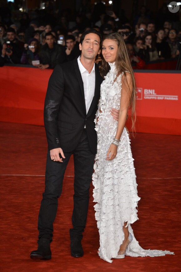 Adrien Brody tient sa petite amie Lara Lieto par la taille lors du Festival international du film de Rome, le 11 novembre 2012.