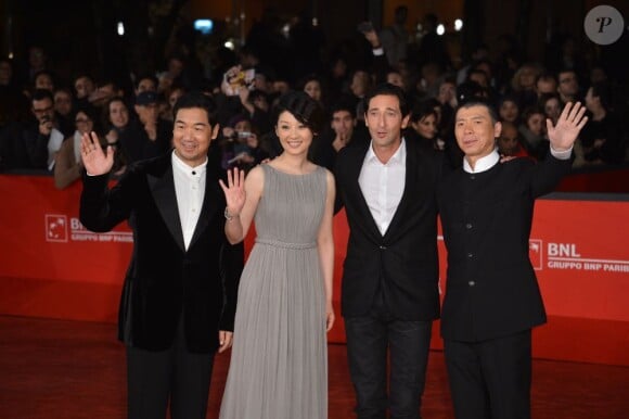 Zhang Guo Li, Xu Fan, Adrien Brody et le réalisateur Feng Xiaogang pour la première du film Back to 1942.