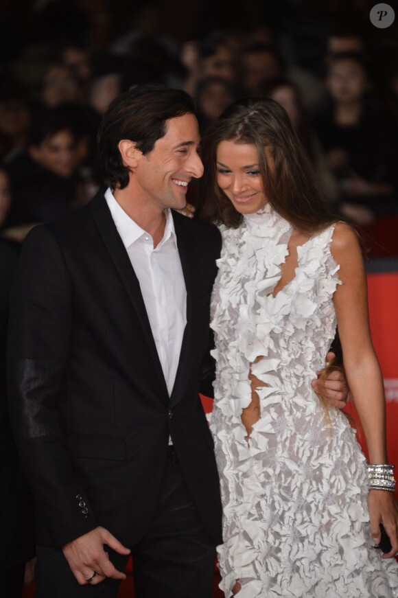 Adrien Brody et Lara Lieto, intime et complice lors du Festival international du film de Rome, le 11 novembre 2012.