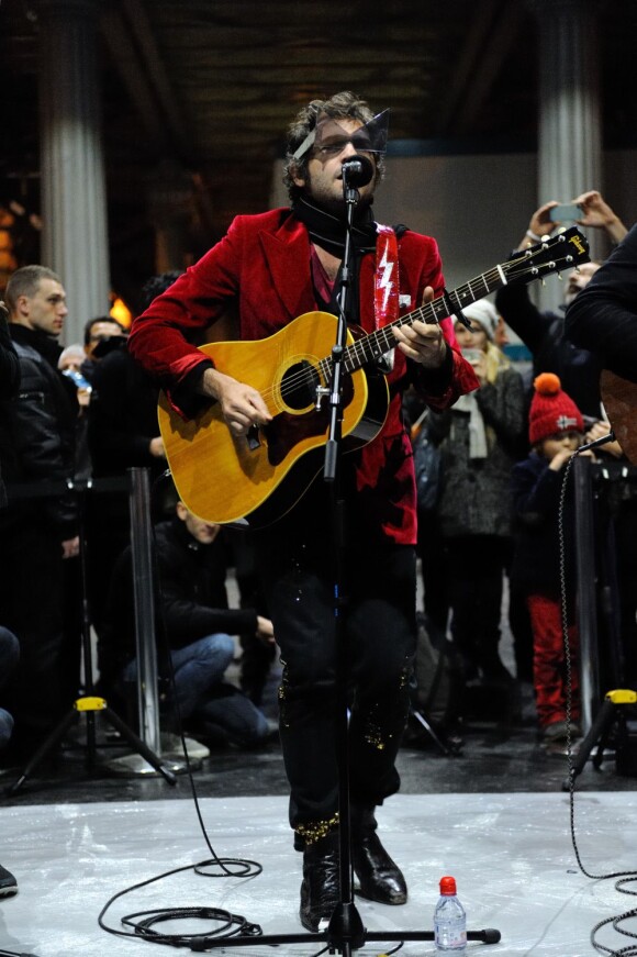 Matthieu Chedid, aka -M-, a donné un concert surprise dans le métro parisien à la station Jaurès le 9 novembre 2012.