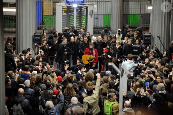 M a donné un concert surprise dans le métro parisien à la station Jaurès le 9 novembre 2012.