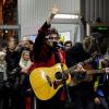Le chanteur Matthieu Chedid, aka -M-, a donné un concert surprise dans le métro parisien à la station Jaurès le 9 novembre 2012.